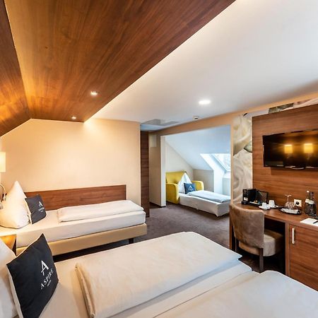 Stadthotel รอยท์ลิงเงน ภายนอก รูปภาพ