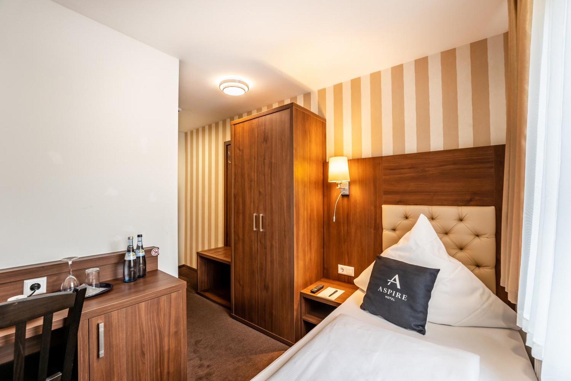 Stadthotel รอยท์ลิงเงน ภายนอก รูปภาพ