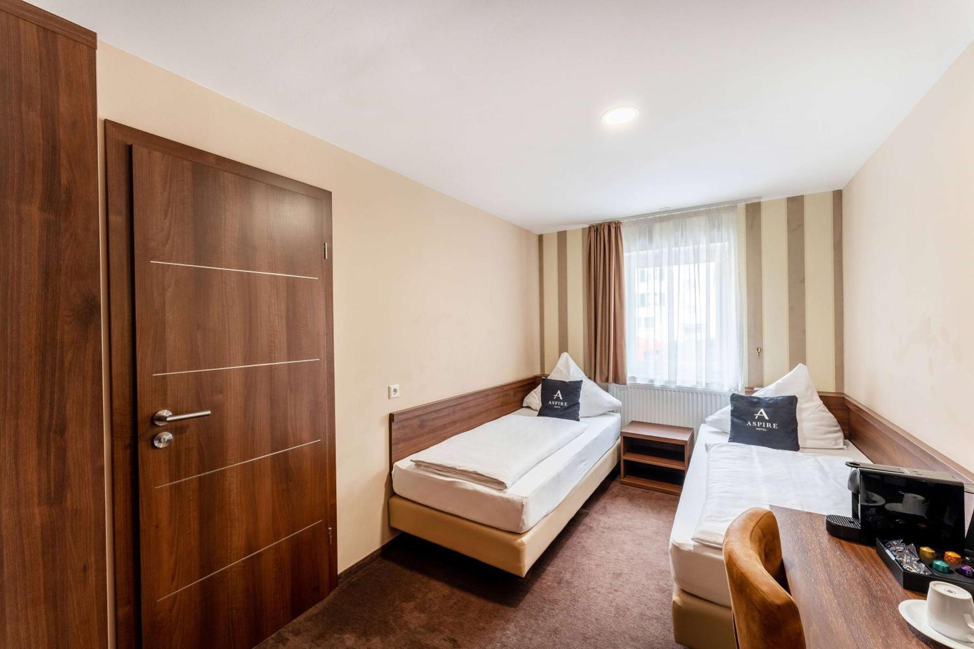 Stadthotel รอยท์ลิงเงน ภายนอก รูปภาพ