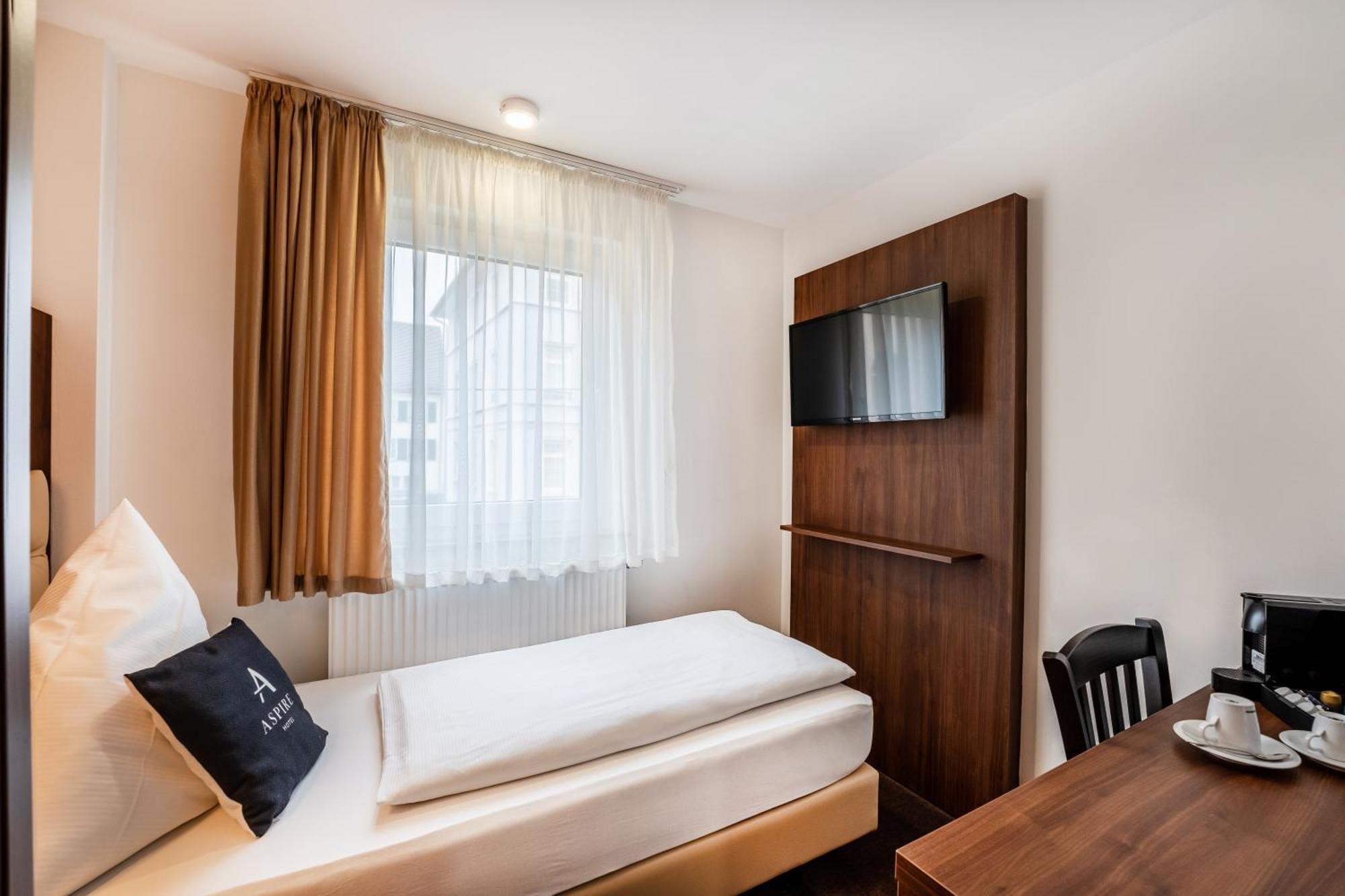 Stadthotel รอยท์ลิงเงน ภายนอก รูปภาพ