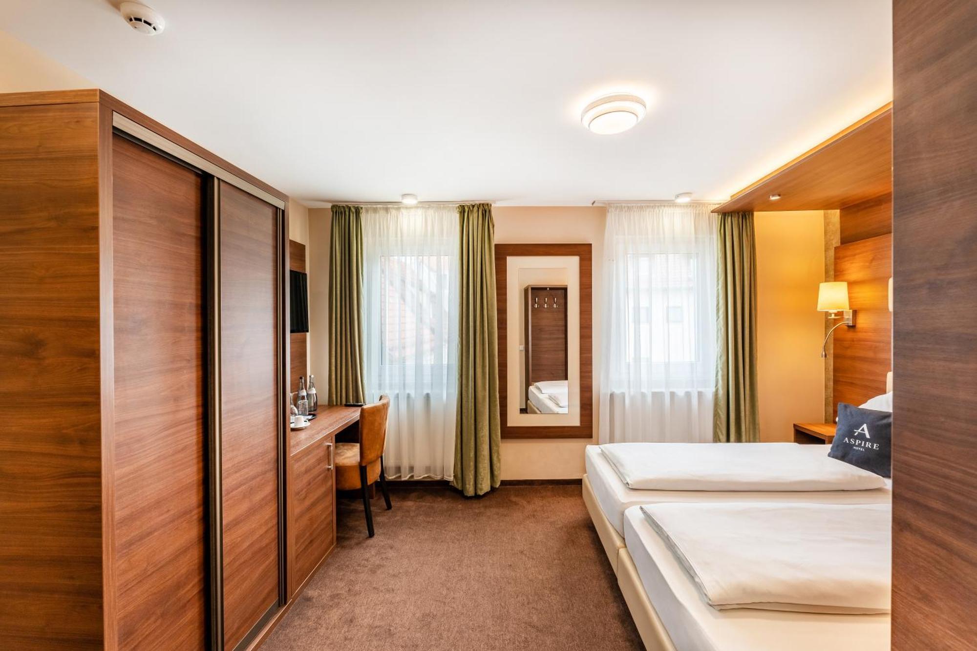 Stadthotel รอยท์ลิงเงน ภายนอก รูปภาพ