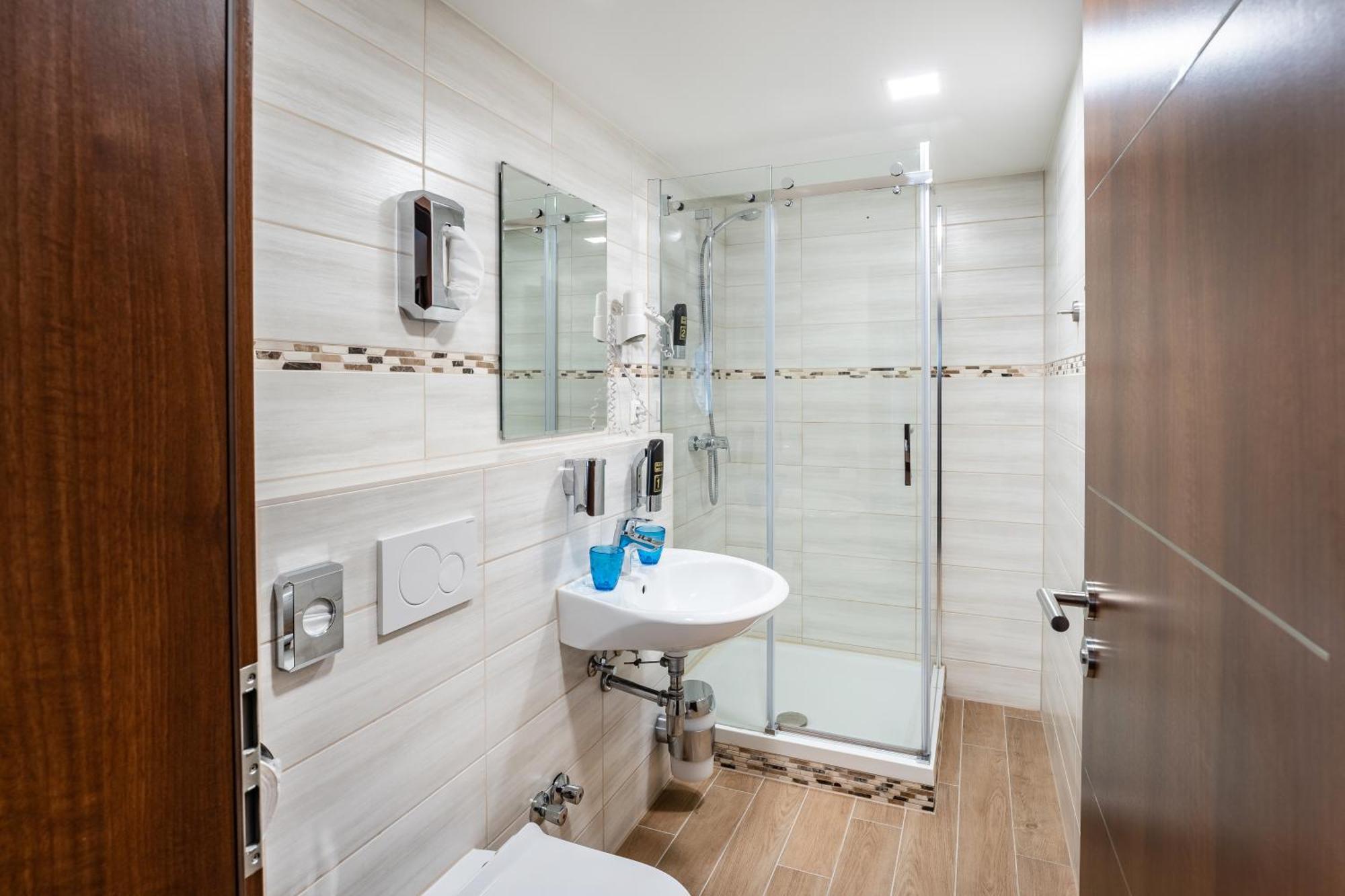 Stadthotel รอยท์ลิงเงน ภายนอก รูปภาพ