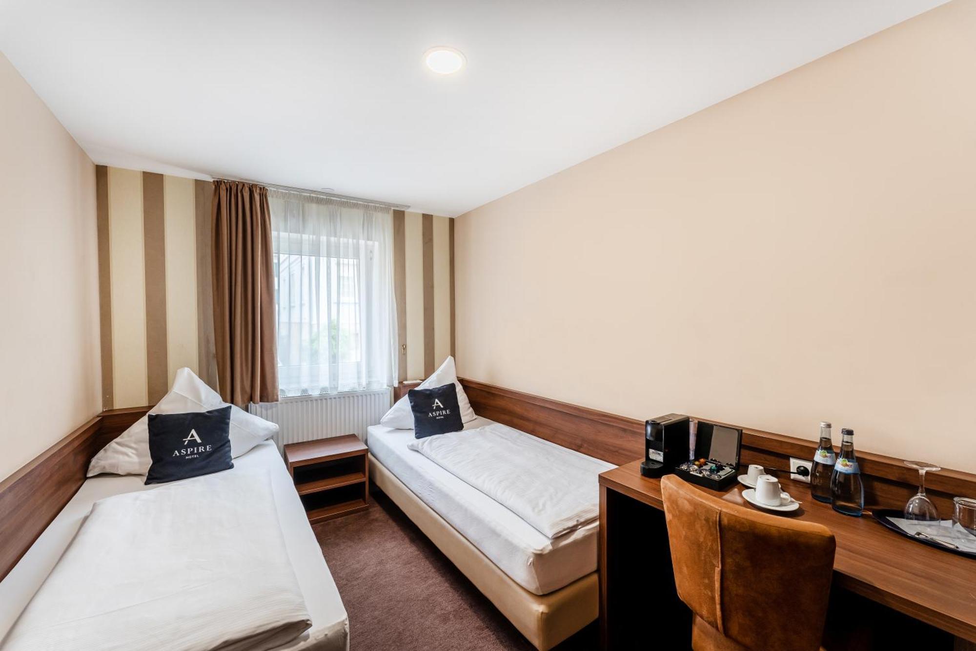 Stadthotel รอยท์ลิงเงน ภายนอก รูปภาพ