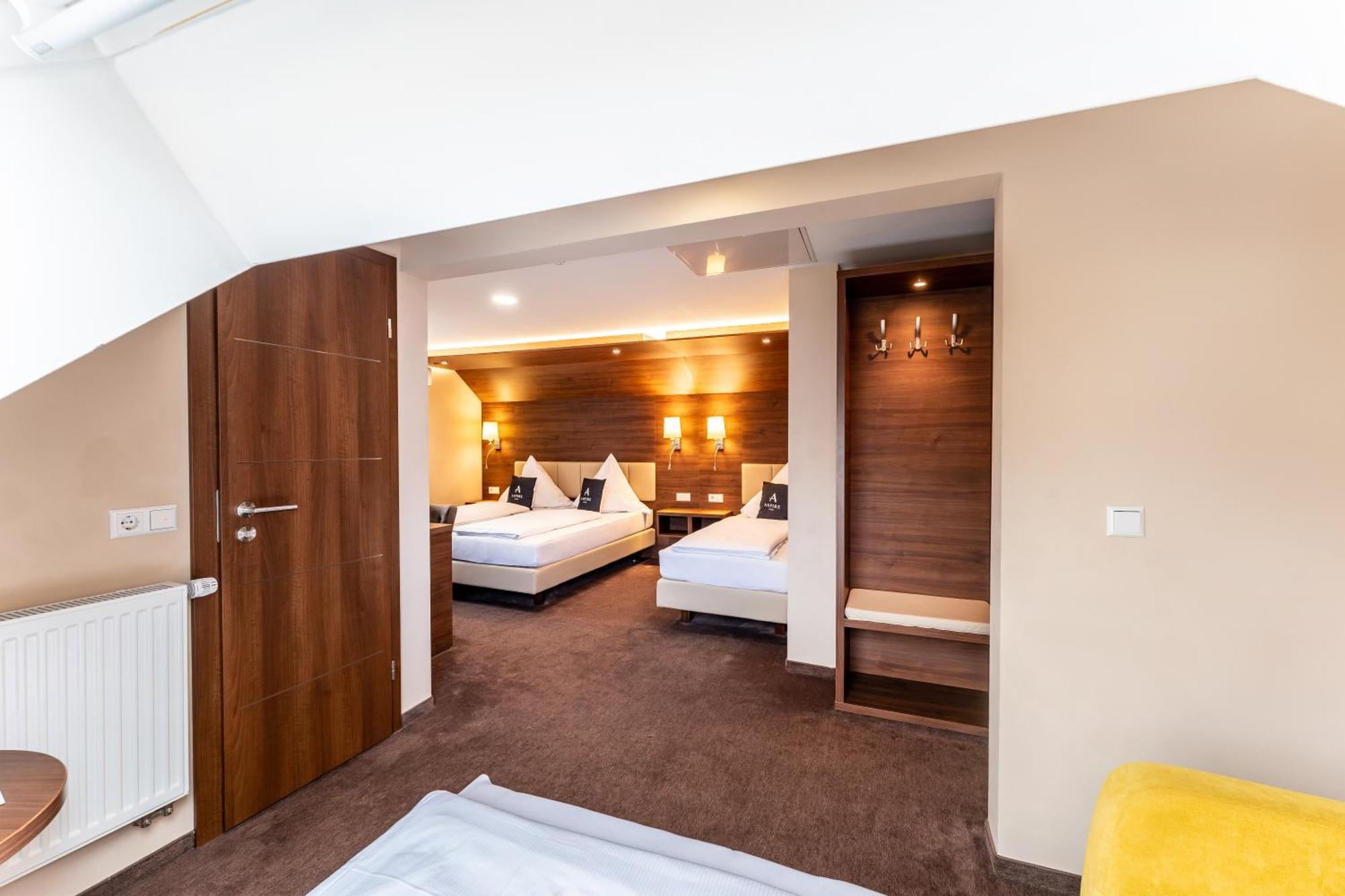 Stadthotel รอยท์ลิงเงน ภายนอก รูปภาพ