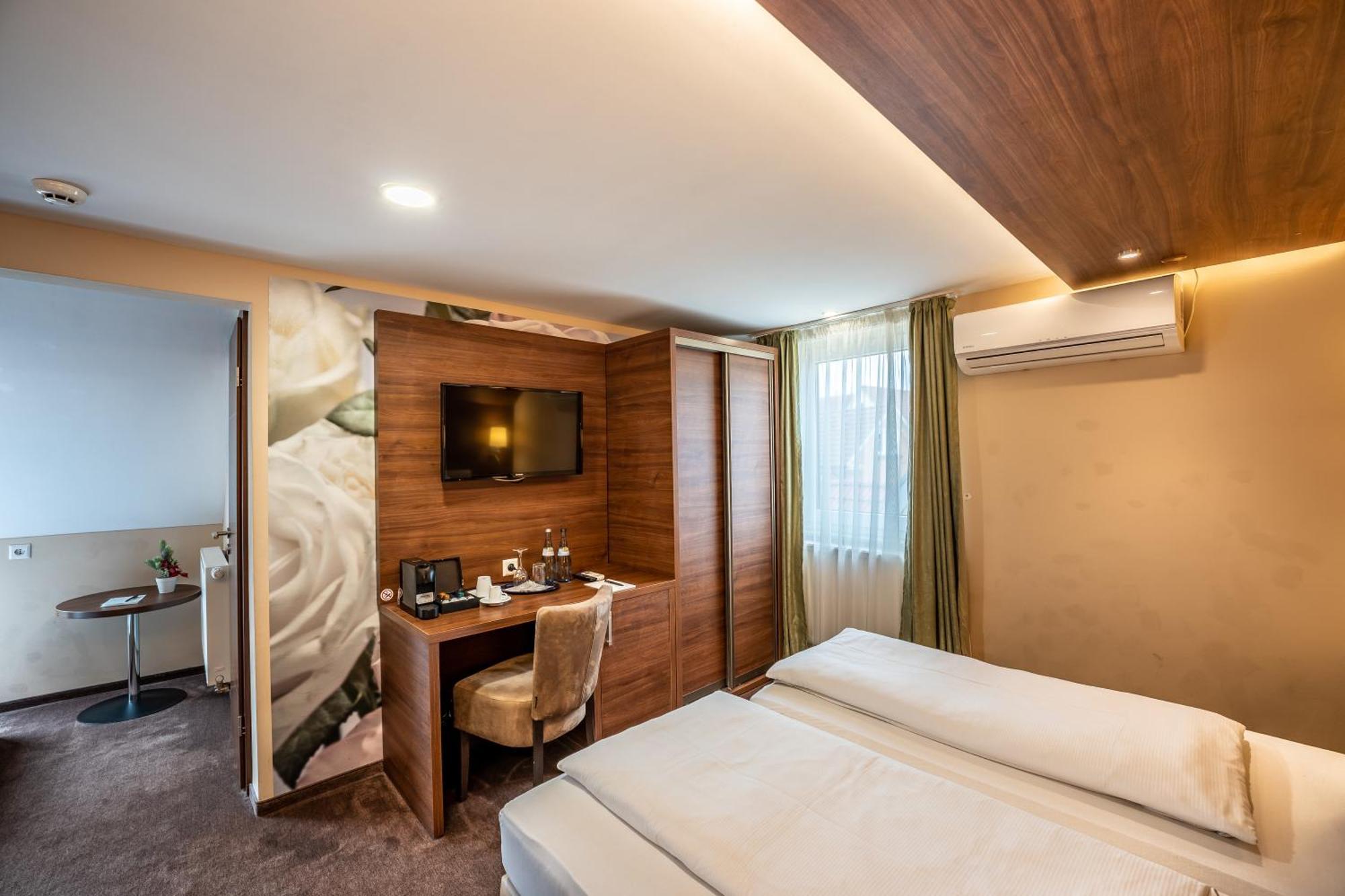 Stadthotel รอยท์ลิงเงน ภายนอก รูปภาพ