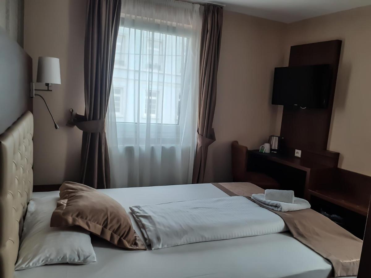 Stadthotel รอยท์ลิงเงน ภายนอก รูปภาพ